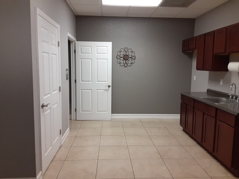 More Photos Of 4975-4977 Royal Gulf Cir, Fort Myers Medical For Lease