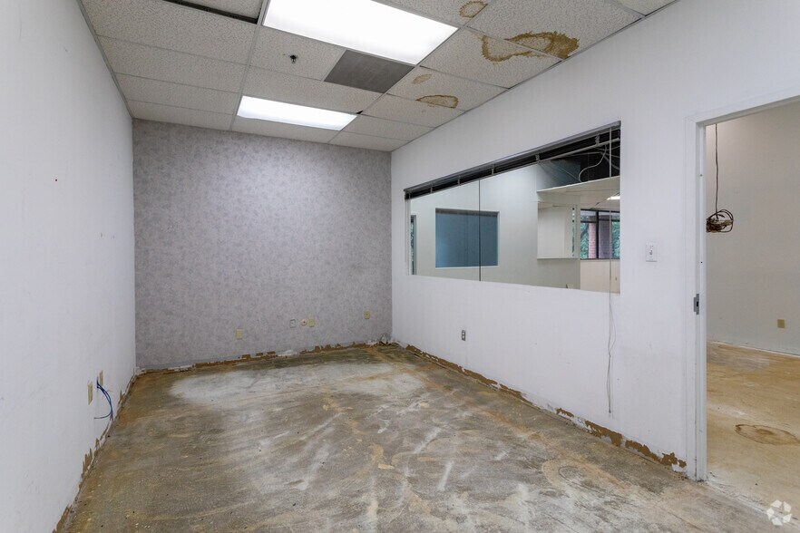 More Photos Of 6 Terri Ln, Burlington Light Distribution For Lease