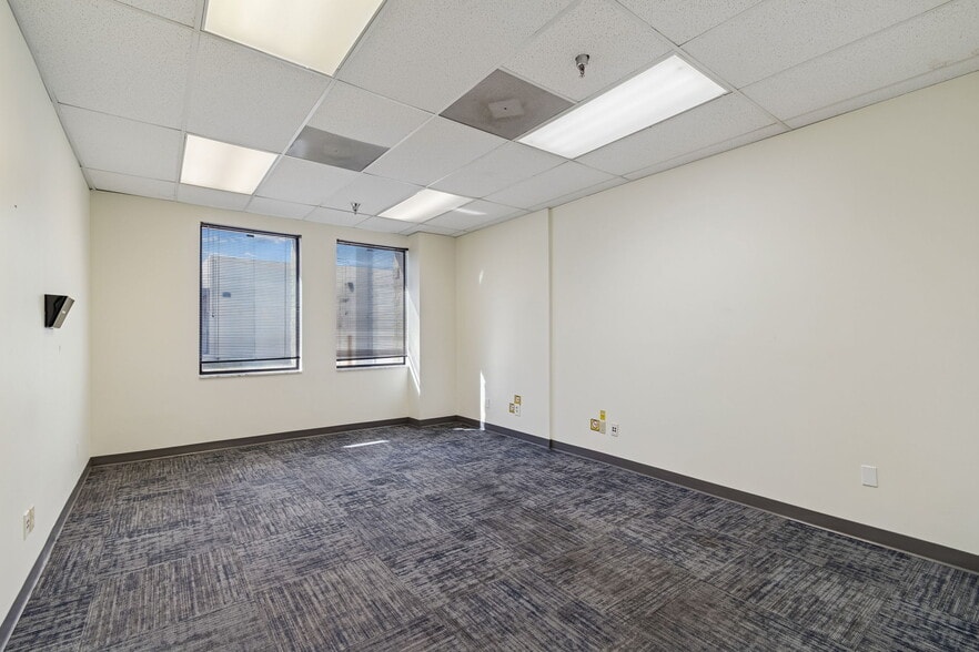 More Photos Of 4913 W Laurel St, Tampa Light Distribution For Lease