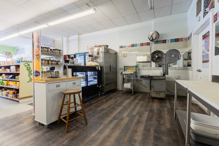More Photos Of 1099-1101 Wellington St W, Ottawa General Retail For Lease