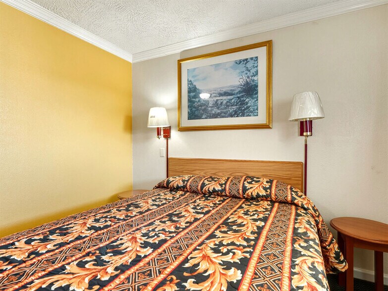 More Photos Of 1900 N Broadway Ave, Ada Hotel For Sale