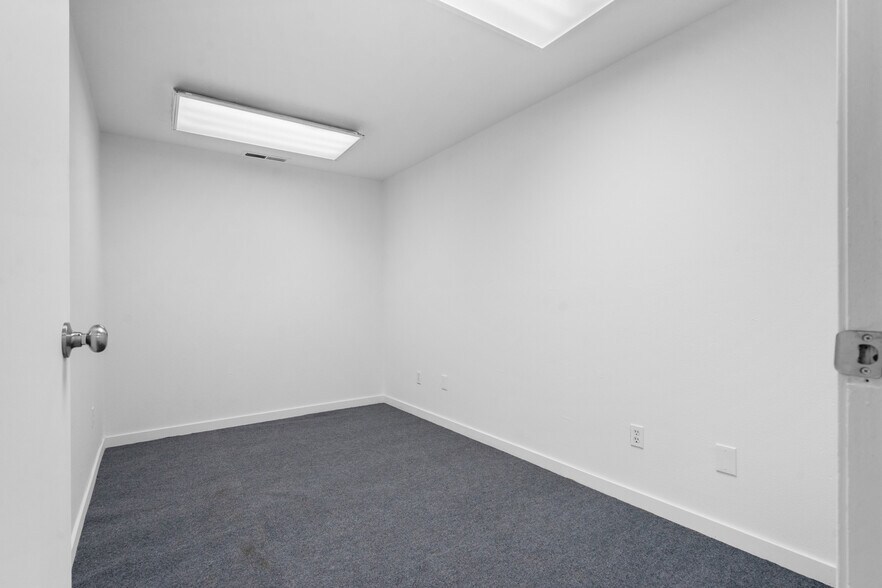 More Photos Of 999 N 1st St, Silverton Freestanding For Lease