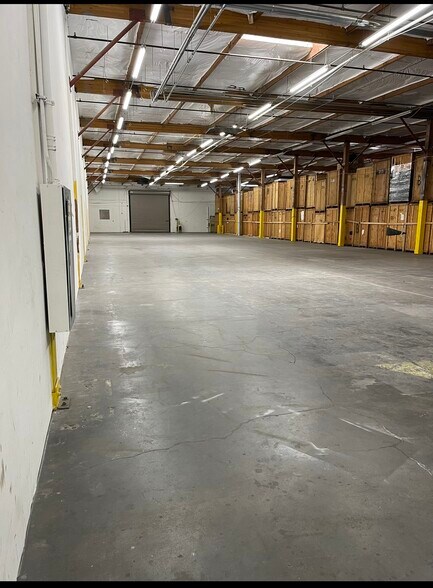 More Photos Of 3950 W Harmon Ave, Las Vegas Warehouse For Lease