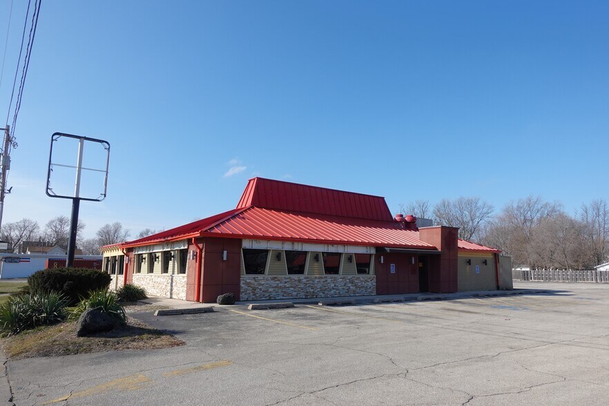 Primary Photo Of 1555 E Main St, Galesburg Fast Food For Lease