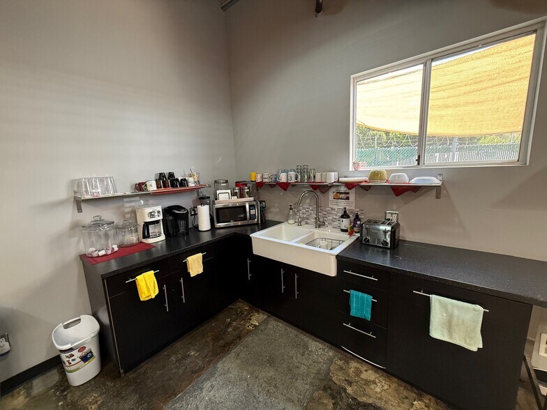 More Photos Of 3700-3704 Eagle Rock Blvd, Los Angeles Showroom For Lease