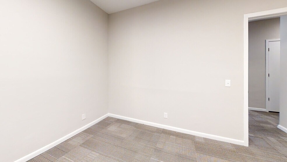 More Photos Of 2920 Edgewood Cir, Columbus Office For Lease