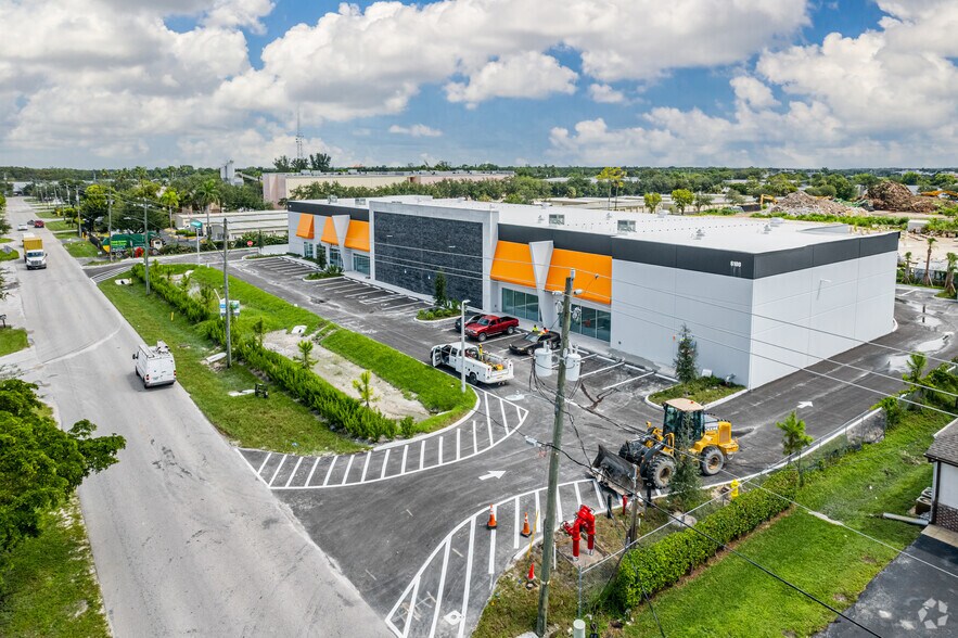 More Photos Of 6100 Shirley St, Naples Industrial For Lease