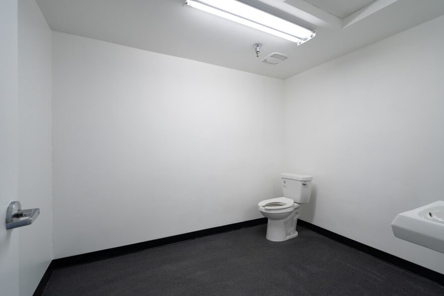 More Photos Of 320 Kentucky St, Bakersfield Manufacturing For Sale