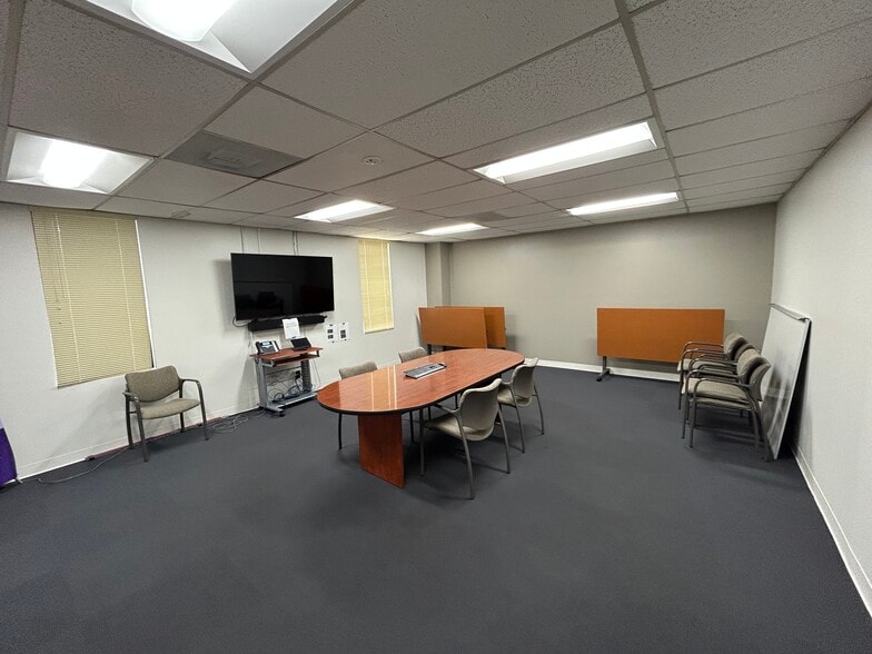 More Photos Of 16611-16615 Arminta St, Van Nuys Flex For Lease