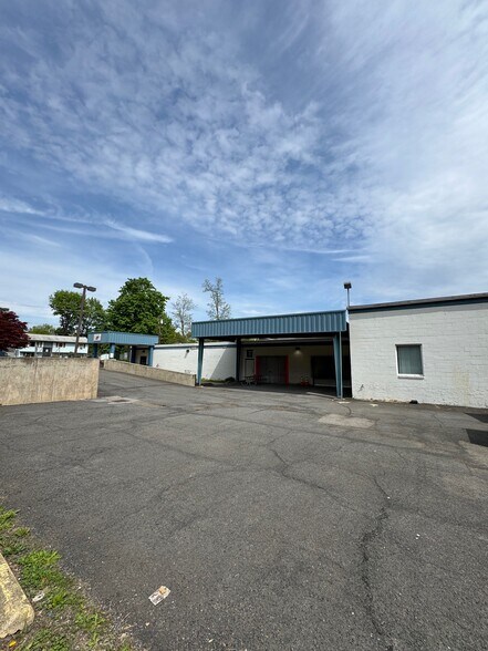 More Photos Of 195 Hudson St, Cornwall-on-Hudson Distribution For Lease