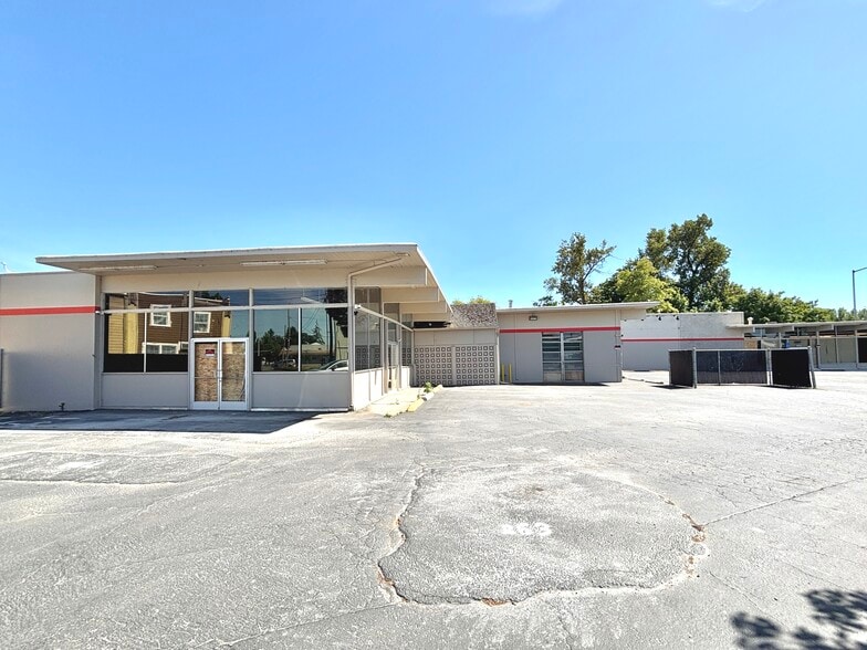 More Photos Of 1012 Commercial St NE, Salem Freestanding For Lease