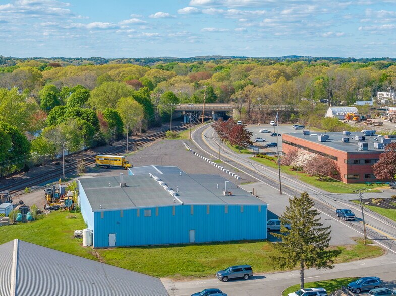 More Photos Of 27 Tozer Rd, Beverly Warehouse For Lease