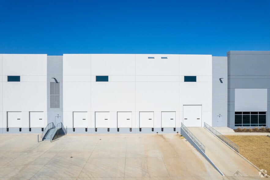 More Photos Of 280 S Intermodal Pky, Haslet Distribution For Lease