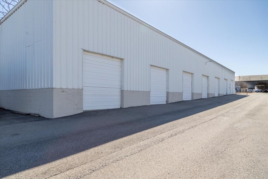 More Photos Of 3631 Aerial Way Dr, Roanoke Warehouse For Lease