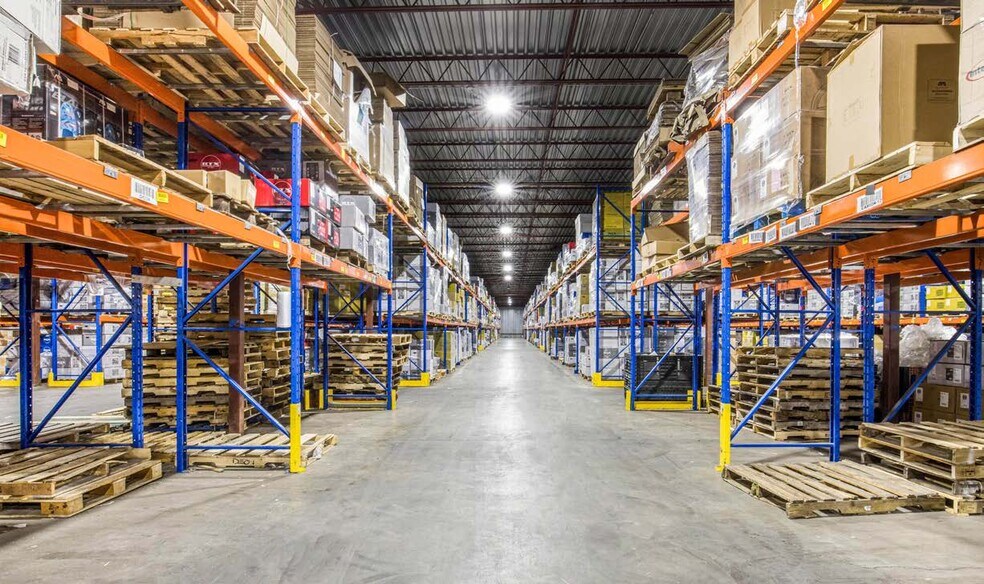 More Photos Of 260 Rue Lord, Napierville Manufacturing For Sale