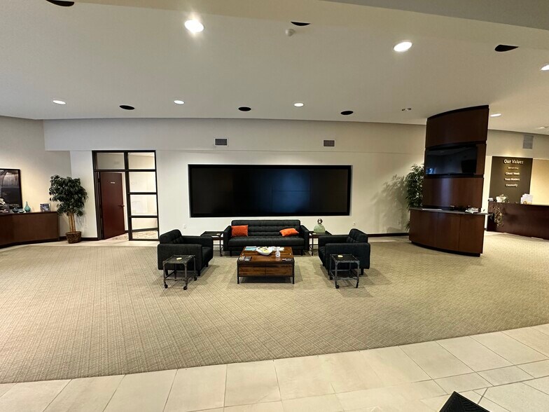 More Photos Of 3636 NE Broadway St, Portland Office For Sale