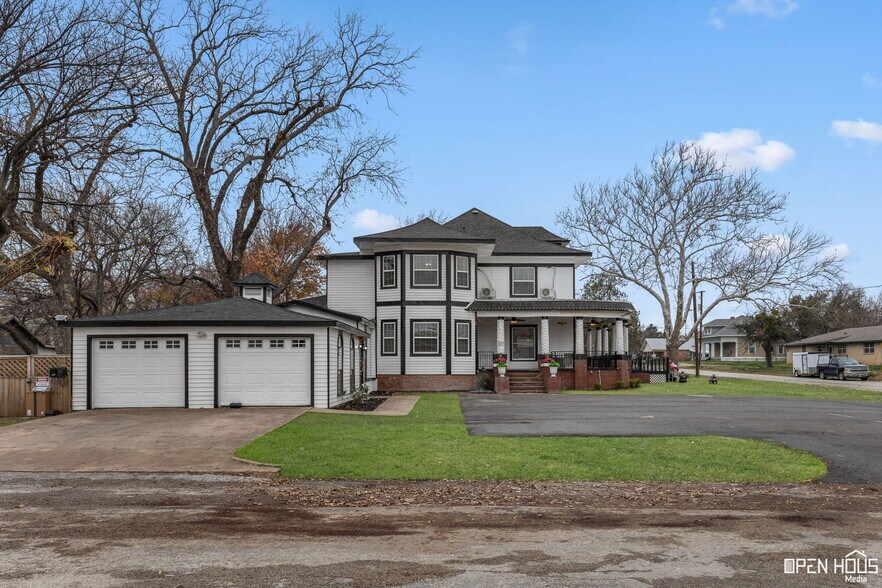 More Photos Of 405 W Gilbert St, Henrietta Hospitality For Sale