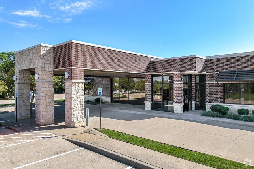 More Photos Of 1924 Forest Ridge Dr, Bedford Medical For Lease