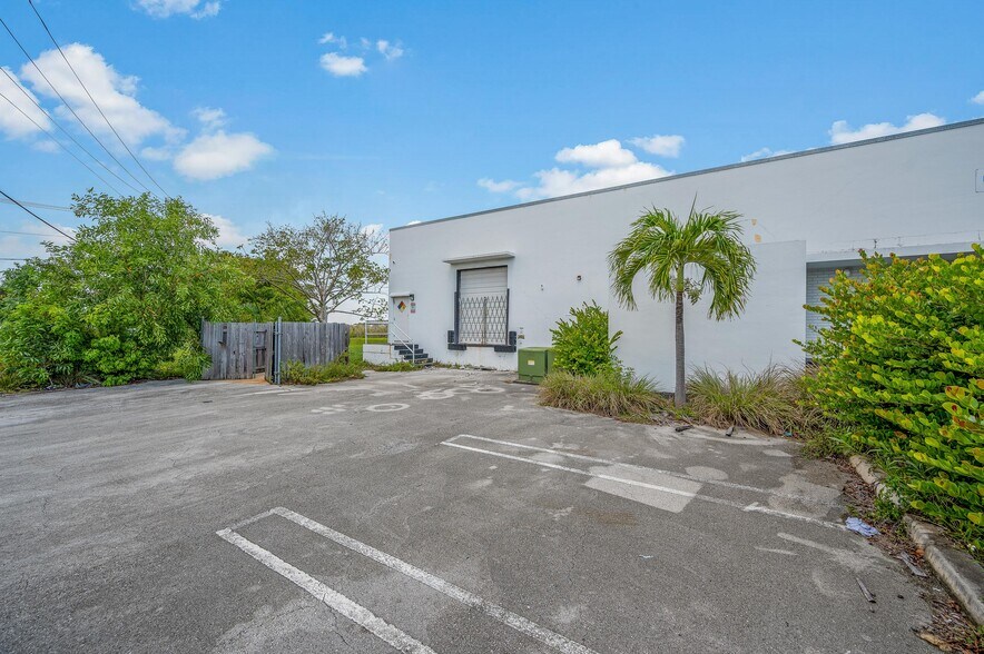 More Photos Of 3041 Gateway Dr, Pompano Beach Warehouse For Sale