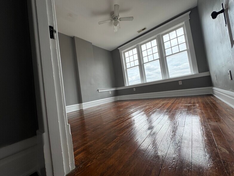 More Photos Of 108-110 E Main St, Columbus Storefront Retail Office For Sale