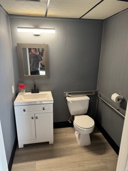 More Photos Of 62 E 11th St, Tracy Office For Lease