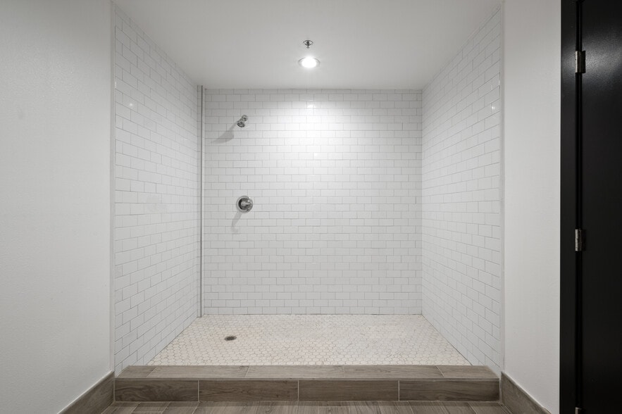 More Photos Of 800 E Dyer Rd, Santa Ana Showroom For Sale