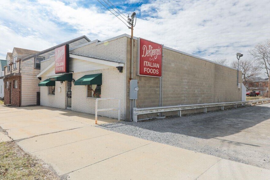 More Photos Of 387 S Broadway Ave, Salem Restaurant For Sale