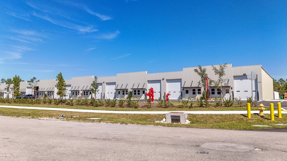 More Photos Of 6551 Corporate Park Cir, Fort Myers Warehouse For Lease