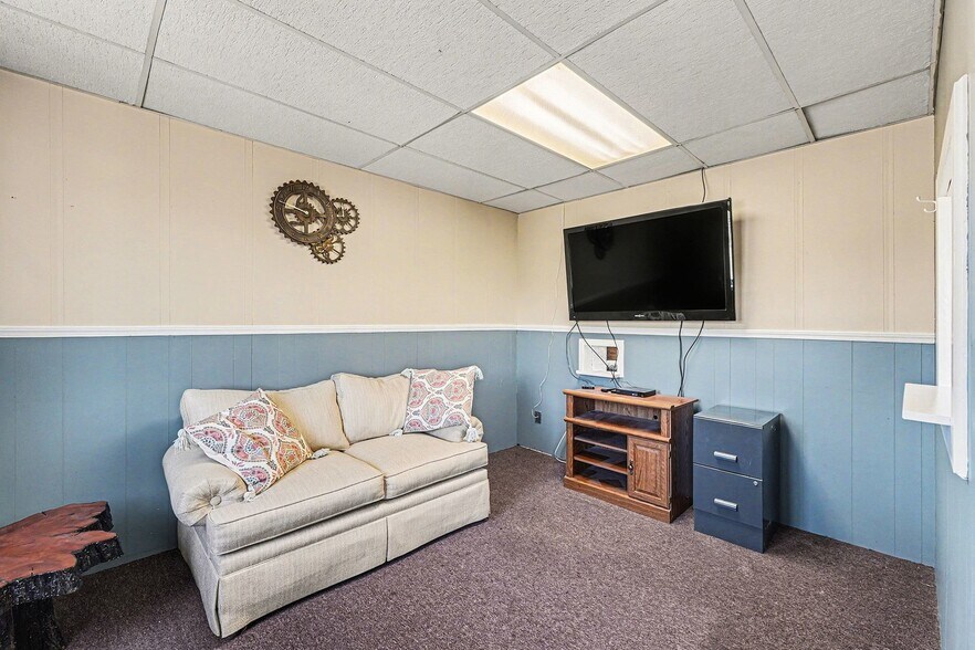 More Photos Of 827 Bowen St, Longmont Industrial For Sale