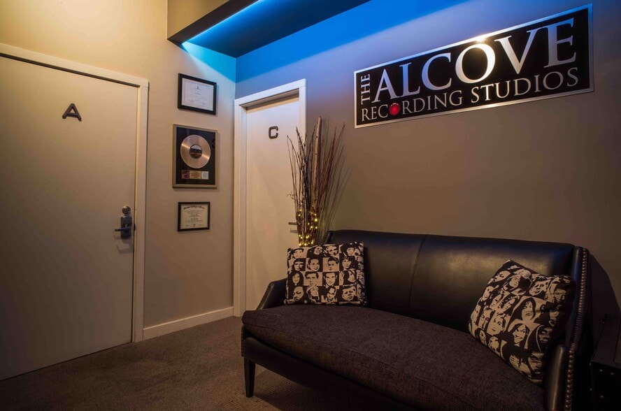 More Photos Of 10545 Burbank Blvd, North Hollywood Office For Lease