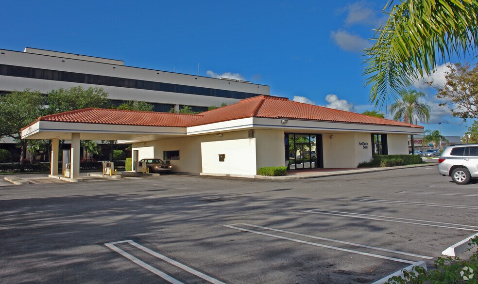 More Photos Of 2751 S Dixie Hwy, West Palm Beach Unknown For Lease