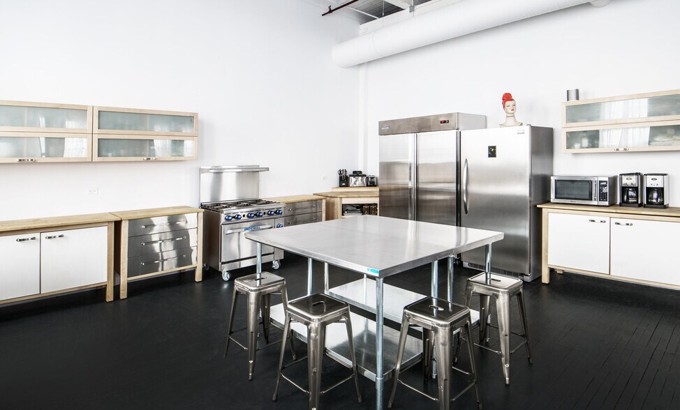 More Photos Of 2415 W 19th St, Chicago Warehouse For Lease