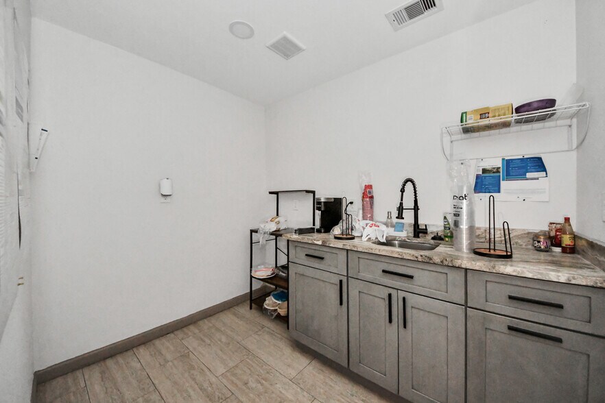 More Photos Of 8603 Shoal Creek Dr, Houston Warehouse For Sale