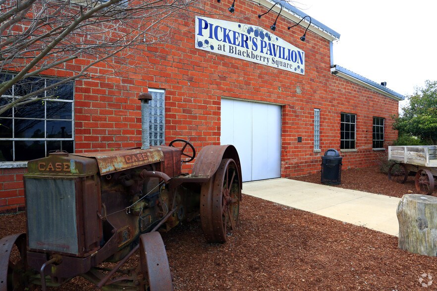 More Photos Of 75 Miranda Lambert Way, Lindale Unknown For Lease