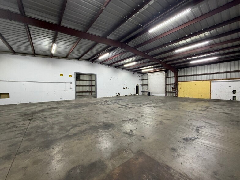 More Photos Of 15865 Brothers Ct, Fort Myers Warehouse For Lease