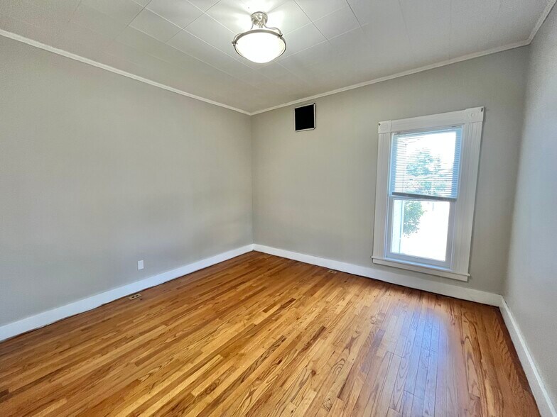 More Photos Of 1085 W Main St, Troy Medical For Sale