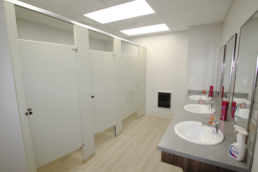 More Photos Of 119 N Court St, Medina Office Residential For Lease