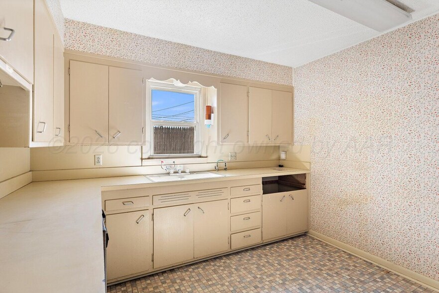 More Photos Of 206 S Bliss Ave, Dumas Office For Sale