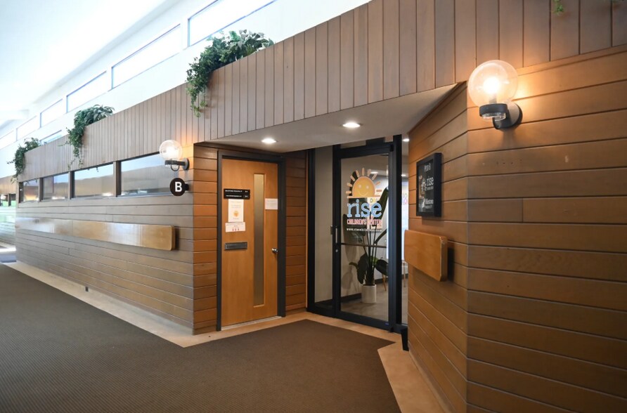 More Photos Of 18161 W 13 Mile Rd, Southfield Medical For Lease