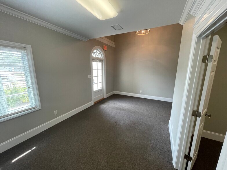 More Photos Of 2719 Graves Dr, Goldsboro Office For Lease