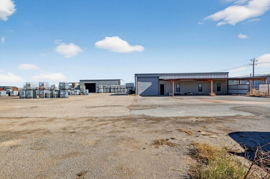 More Photos Of 8316 W I-20, Midland Warehouse For Lease