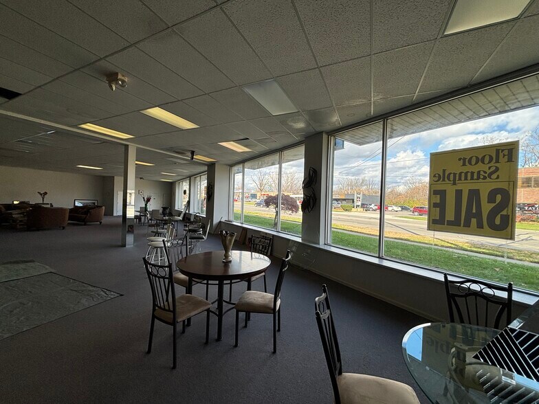 More Photos Of 32315 Grand River Ave, Farmington Freestanding For Lease