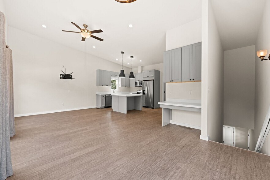 More Photos Of 221 Columbus Dr, Homer Flex For Sale