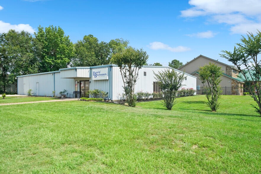 More Photos Of 25020 Oakhurst Dr, Spring Warehouse For Sale