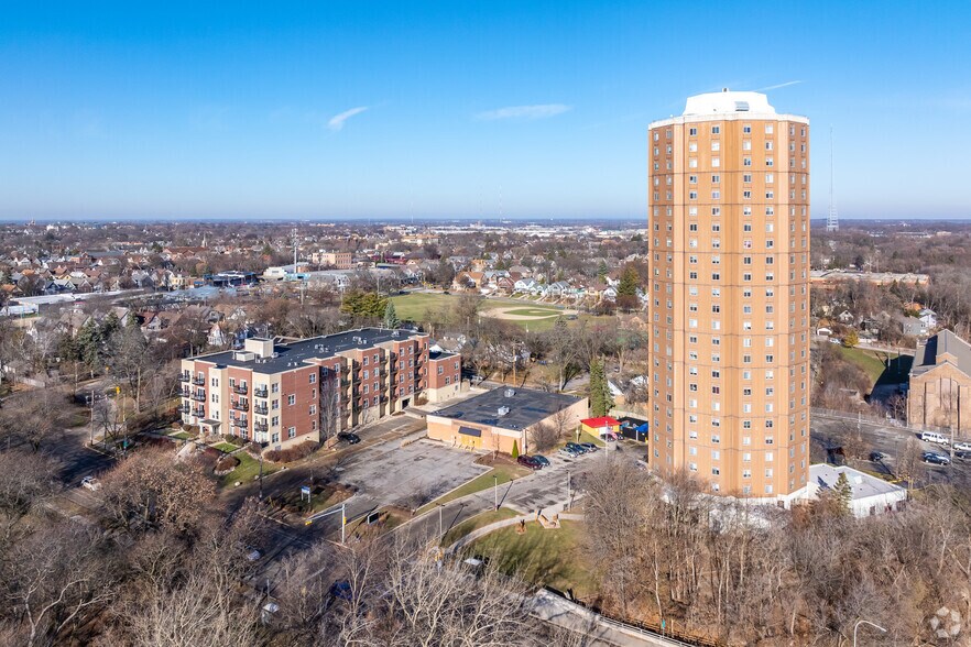 More Photos Of 1300 E Locust St, Milwaukee Convenience Store For Lease