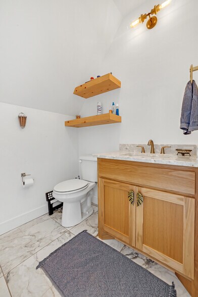 More Photos Of 446724 E 390 Rd, Langley Hotel For Sale