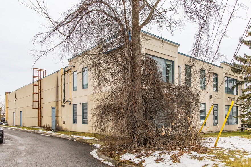 More Photos Of 1891 Merivale Rd, Ottawa Showroom For Lease