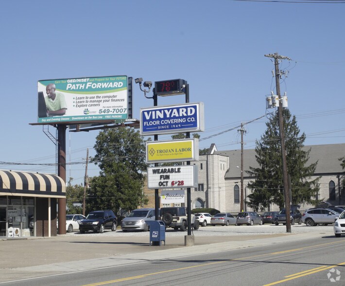 More Photos Of 1127 N Broadway St, Knoxville Freestanding For Lease