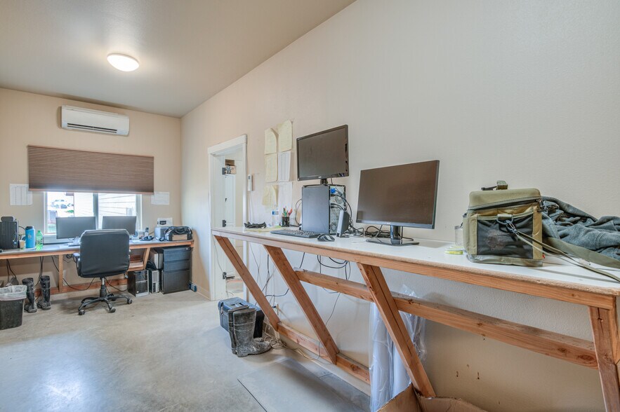 More Photos Of 723 N Curtis Ct, Sisters Industrial For Sale