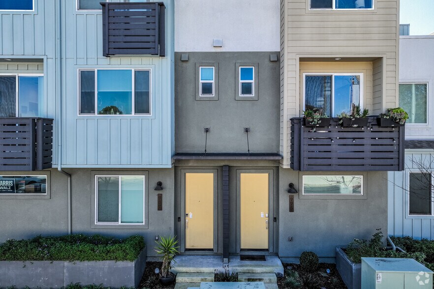 More Photos Of 990 W Grand Ave, Oakland Apartments For Sale